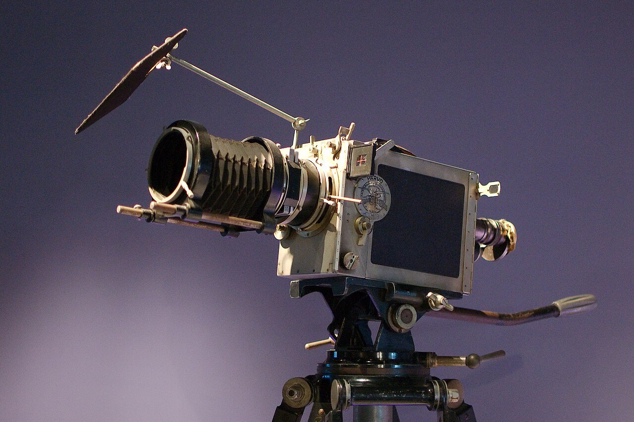 Debrie Parvo motion-picture camera from early cinema technology.