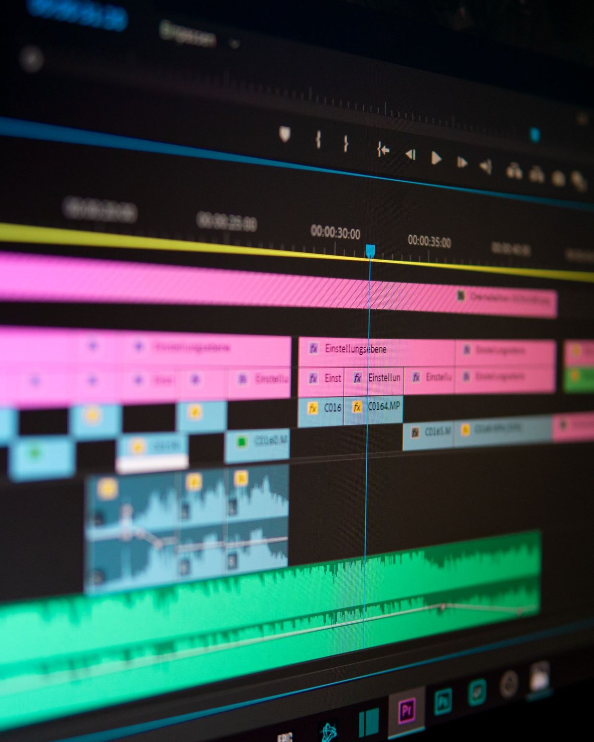 Editing timeline with image and audio clips of different lengths.