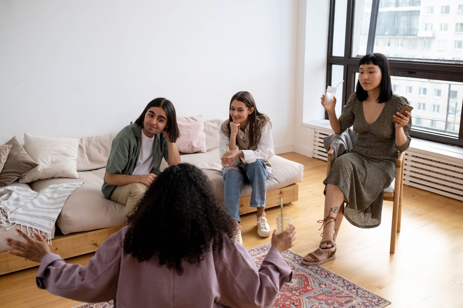 Living-room conversation as an illustration of discussion after a film.
