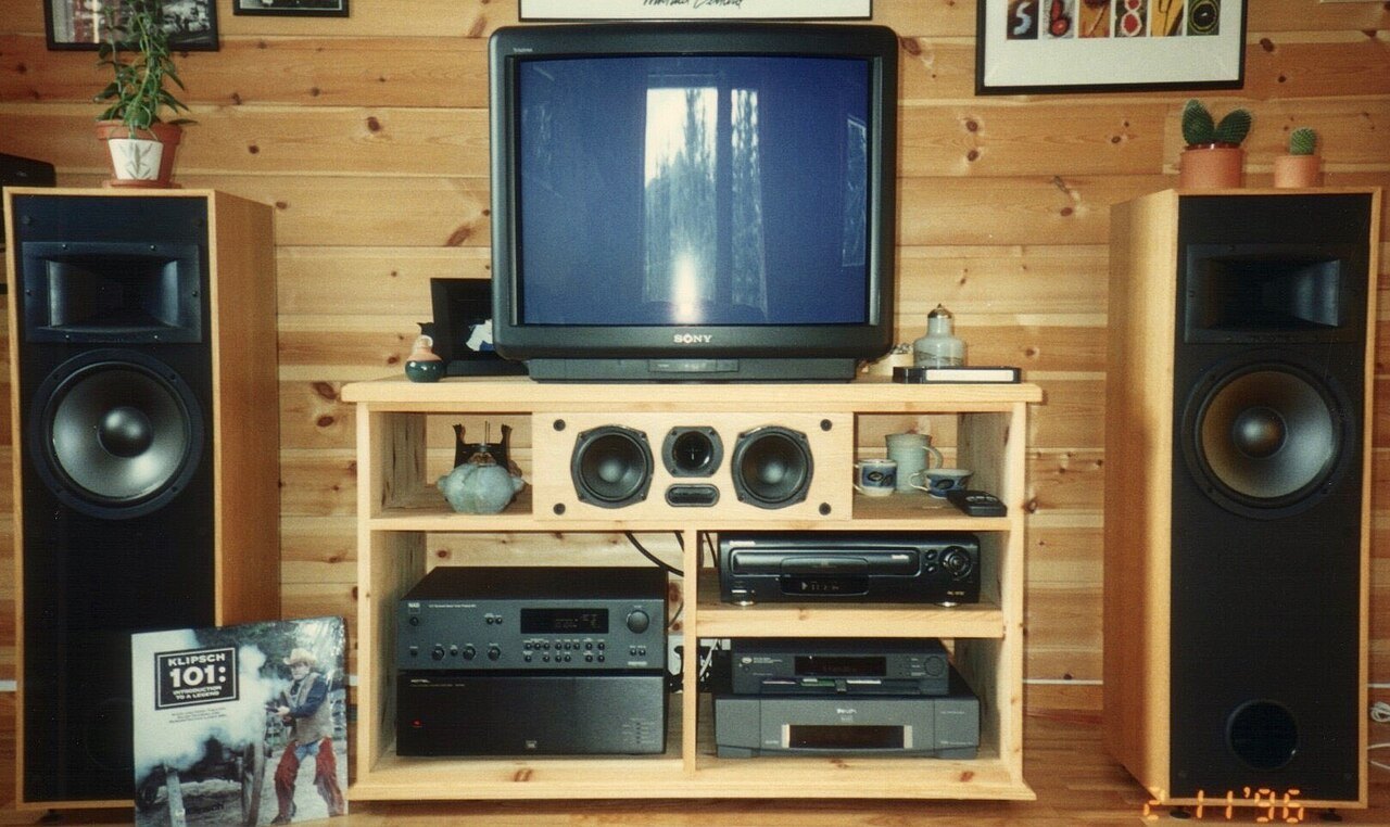 Older home-cinema system with a centre speaker below the screen.