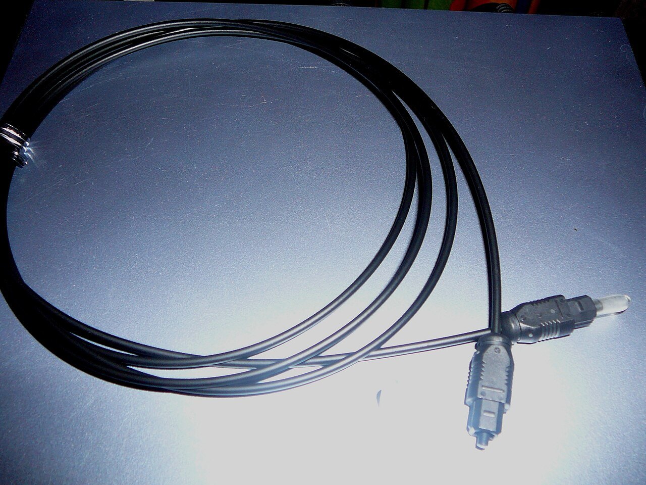 Optical TOSLINK cable with connectors.