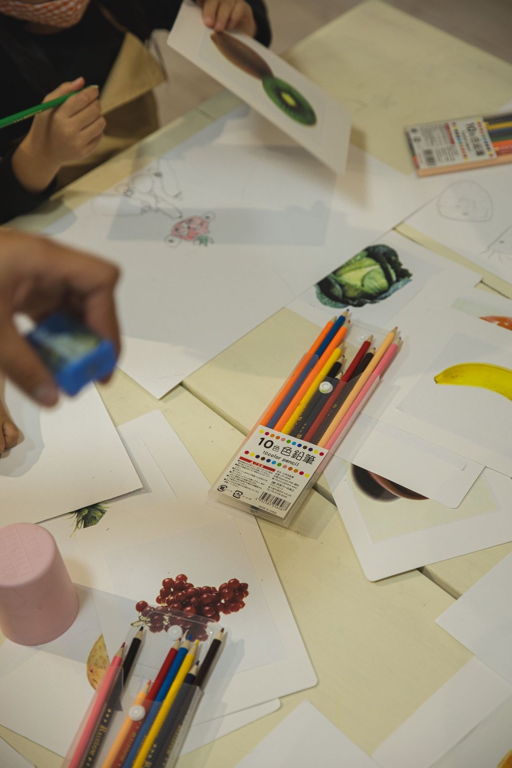 Different reference pictures change a shared drawing activity.